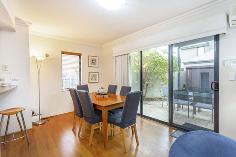 Coode Street Townhouse - Accommodation Asia 6