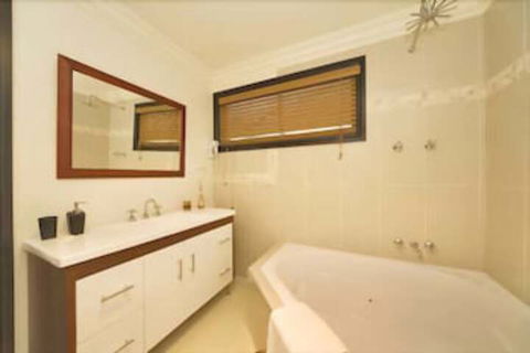 Top Of The Range Retreat - Accommodation Guide 3
