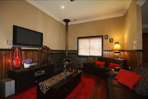 Top Of The Range Retreat - Accommodation Guide 4