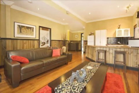Top Of The Range Retreat - Accommodation Guide 2