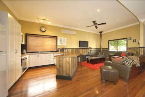 Top Of The Range Retreat - Accommodation Guide 7