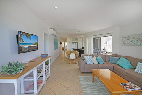 Unit 2 Beach Gallery 9 Andrew Street Point Arkwright 500 BOND LINEN SUPPLIED - Accommodation Asia 6