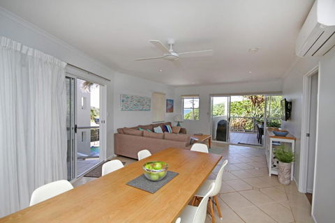 Unit 2 Beach Gallery 9 Andrew Street Point Arkwright 500 BOND LINEN SUPPLIED - Accommodation Asia 3