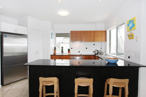 Unit 2 Beach Gallery 9 Andrew Street Point Arkwright 500 BOND LINEN SUPPLIED - Accommodation Asia 1