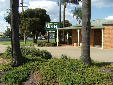 Regency Court Motel - Accommodation Guide 1