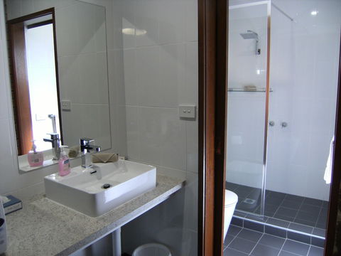 Regency Court Motel - Accommodation Guide 3