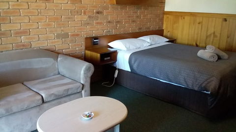 Regency Court Motel - Accommodation Guide 2
