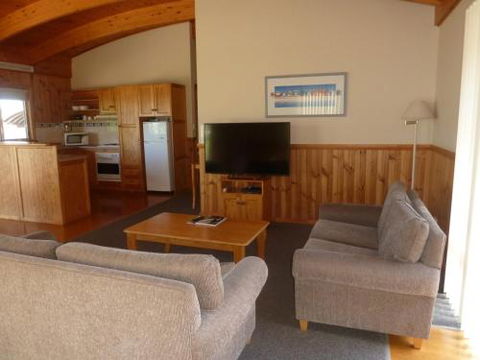 Bridport Villa - Accommodation Guide 1