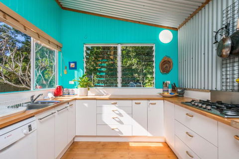 A SWEET ESCAPE Beachcombers Cottage Beachfront - Accommodation Asia 1
