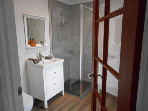 Lakeview - Accommodation Asia 4