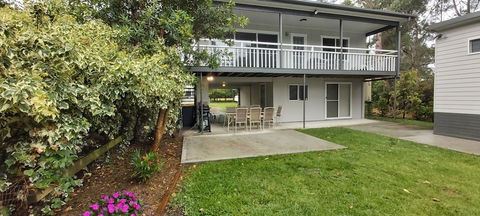 Paradise Bungalow Waterfront - Accommodation Guide 1