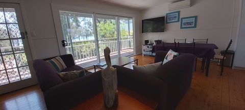 Paradise Bungalow Waterfront - Accommodation Guide 6