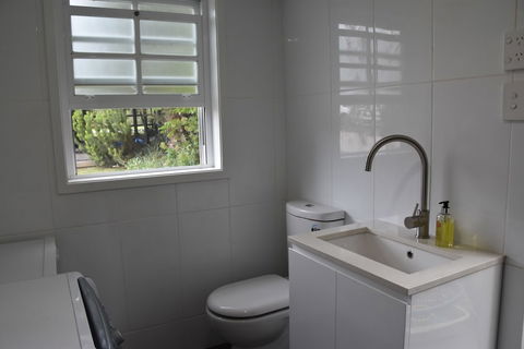 Paradise Bungalow Waterfront - Accommodation Guide 4