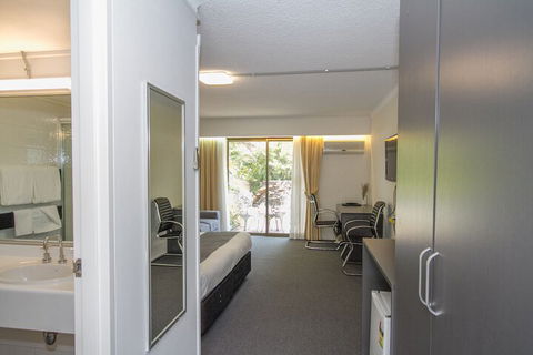 Quality Inn The Willows - Accommodation Asia 1
