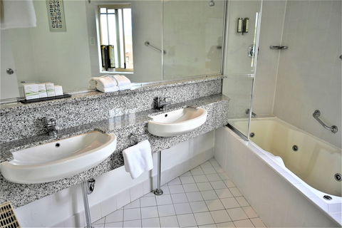 Grand Country Lodge Motel - Accommodation Asia 6