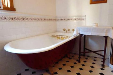 The Duck House - Accommodation Guide 7