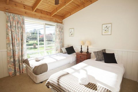 Beechworth Cedar Cottages - Accommodation Guide 4