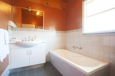 Beechworth Cedar Cottages - Accommodation Guide 5