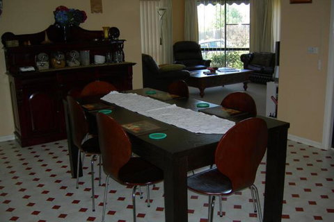 Busy Buzz B & B - Accommodation Guide 5