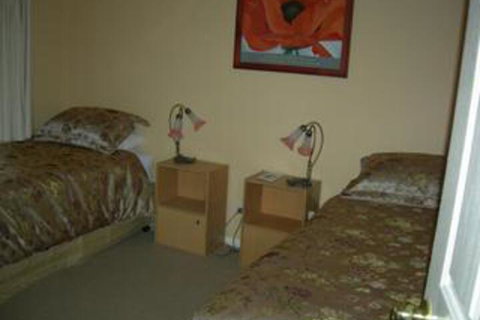 Busy Buzz B & B - Accommodation Guide 0