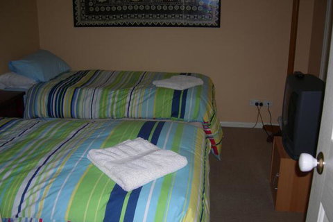 Busy Buzz B & B - Accommodation Guide 6