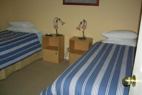 Busy Buzz B & B - Accommodation Guide 7