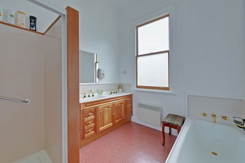 Mt Lyell Anchorage - Accommodation Asia 6