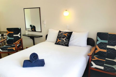 Paradise Court Holiday Units - Accommodation Guide 7