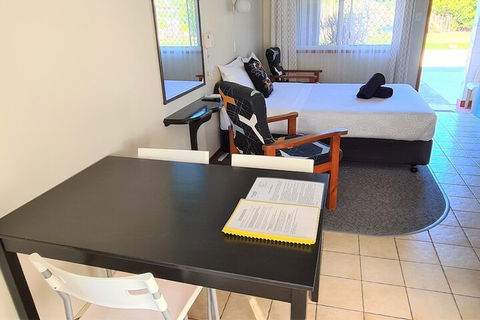 Paradise Court Holiday Units - Accommodation Guide 3