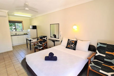 Paradise Court Holiday Units - Accommodation Guide 6