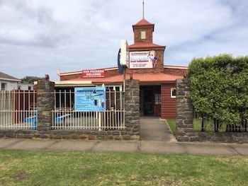 Warrnambool Beach Backpackers - Accommodation Guide 1