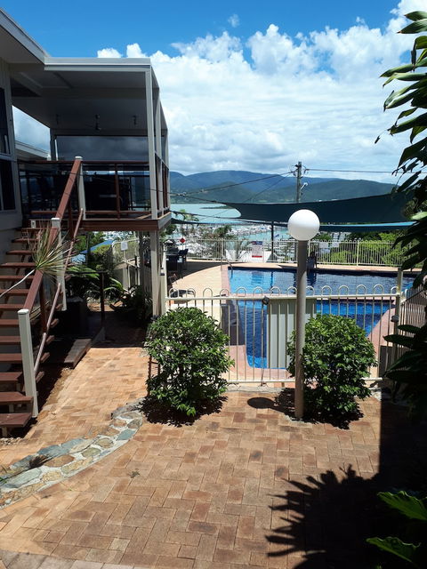Airlie Apartments - Accommodation Guide 2