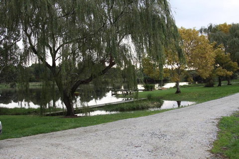 Little Lake Cottage - Accommodation Guide 2