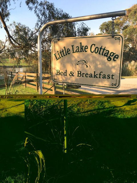 Little Lake Cottage - Accommodation Guide 4