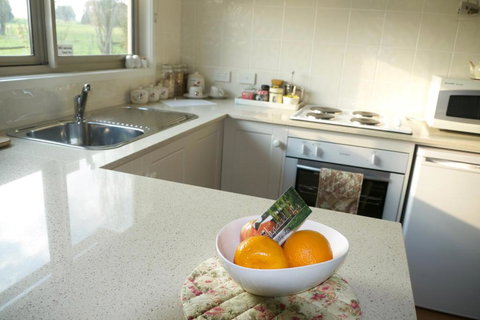 Little Lake Cottage - Accommodation Guide 5