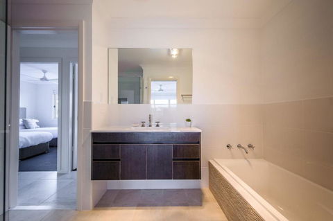 Escape At Nobbys Executive Townhouse 1 74 Pacific Drive - Accommodation Guide 3