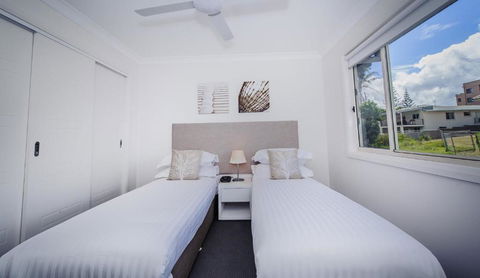 Escape At Nobbys Executive Townhouse 1 74 Pacific Drive - Accommodation Guide 1