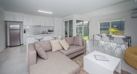 Escape At Nobbys Executive Townhouse 1 74 Pacific Drive - Accommodation Guide 4