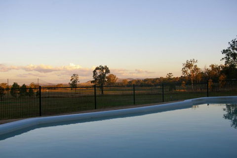 Lockyer Motel - Accommodation Guide 1