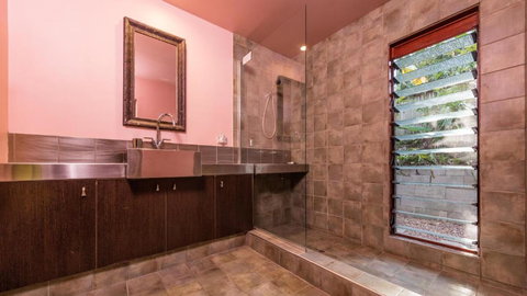 CELADON Holiday House - Accommodation Guide 2