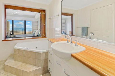 Luxury Beach Unit Dolphin Heads - Accommodation Asia 0