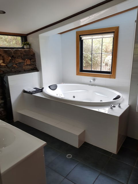 William Hunts Retreat Cypress Studio - Accommodation Guide 5