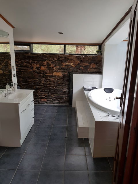 William Hunts Retreat Cypress Studio - Accommodation Guide 4