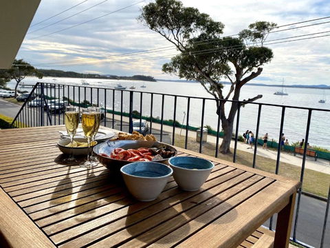 6 SHOAL TOWERS 11 SHOAL BAY RD STUNNING WATER VIEWS & PERFECT LOCATION - Accommodation Guide 5