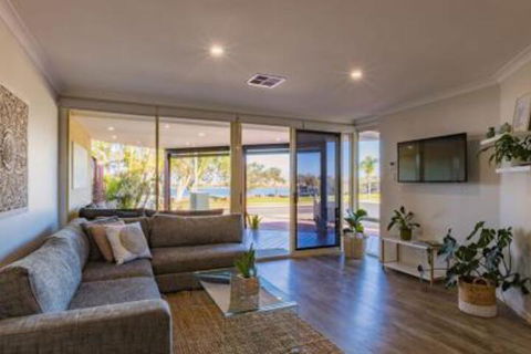 Starboard Views Kalbarri River Front Apartment - Accommodation Asia 6