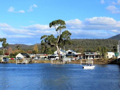 Orford Prosser Holiday Units - Accommodation Guide 1