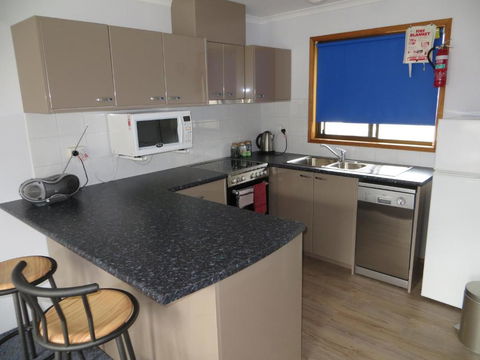 Orford Prosser Holiday Units - Accommodation Guide 2