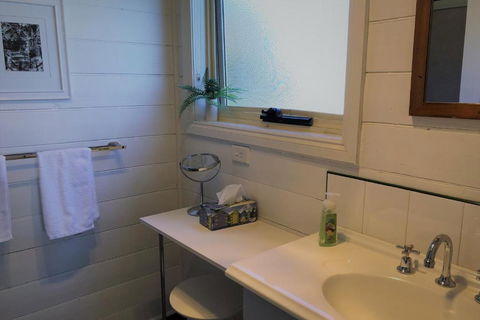 BURGESS COTTAGE King Bed For Couples - Accommodation Guide 3