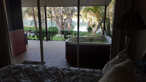 Lake Russell Lakeside Retreat - Accommodation Guide 1