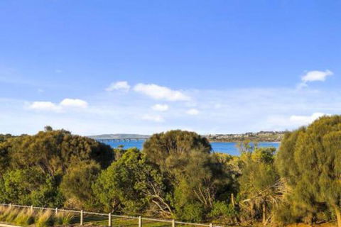 Bunya By The Sea - Accommodation Guide 2